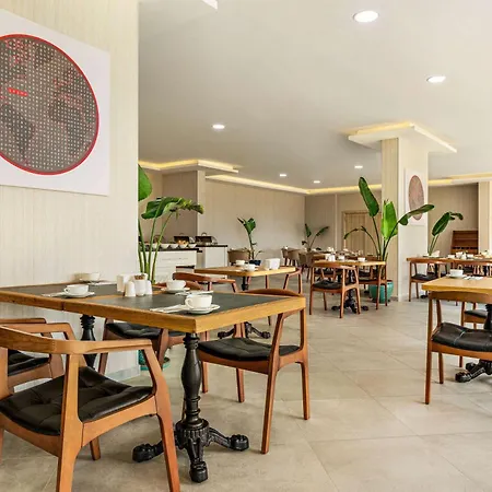 Готель Ramada By Wyndham 3*