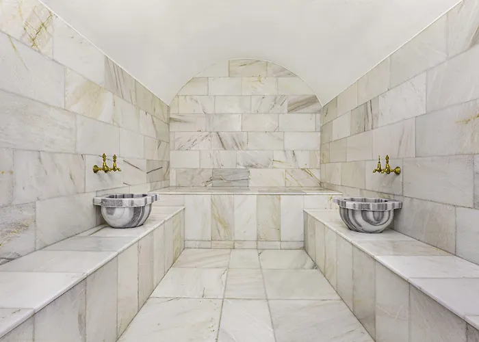 Ramada By Wyndham Готель